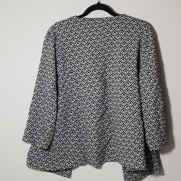 Chic Black and White Patterned Blazer - Picture 5 of 5